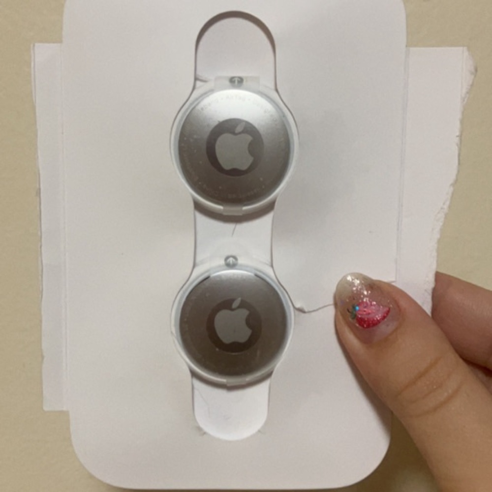 2 Apple AirTags